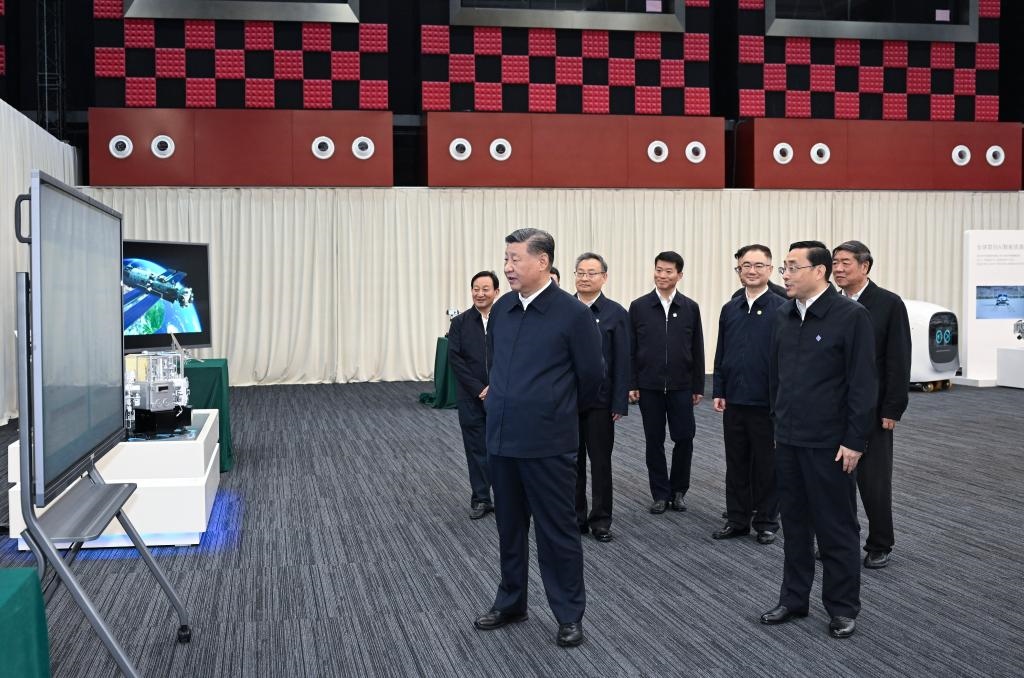 2024年10月17日，習(xí)近平總書記在合肥濱湖科學(xué)城察看安徽省重大科技創(chuàng)新成果集中展示。新華社記者 謝環(huán)馳 攝
