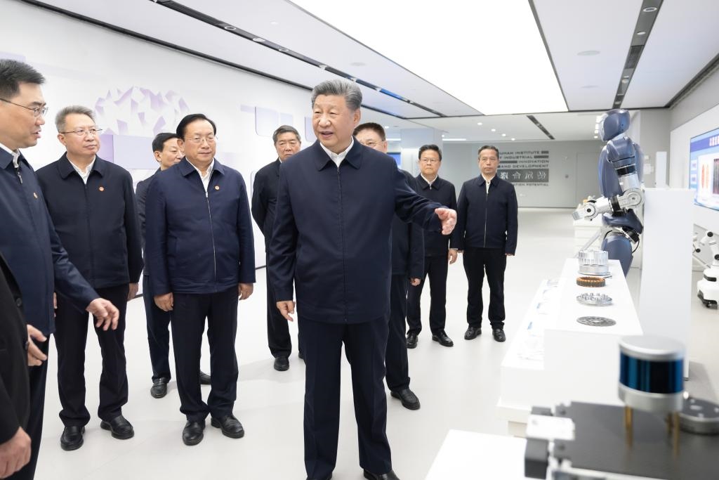 2024年11月5日，習(xí)近平總書記在武漢產(chǎn)業(yè)創(chuàng)新發(fā)展研究院考察。新華社記者 鞠鵬 攝