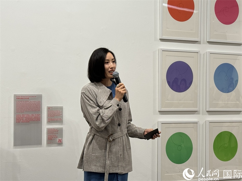 11月8日，今日美術(shù)館館長(zhǎng)張然在“瑞士經(jīng)典設(shè)計(jì)展”開幕式上發(fā)表致辭。（人民網(wǎng) 謝瑩攝）