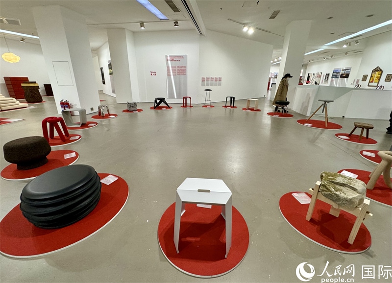 11月8日，瑞士經(jīng)典設(shè)計(jì)展現(xiàn)場(chǎng)。（人民網(wǎng) 謝瑩攝）