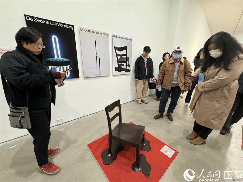 11月8日，觀眾在“瑞士經(jīng)典設(shè)計(jì)展”作品前駐足欣賞。（人民網(wǎng) 謝瑩攝） 