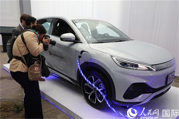 圖為秘魯媒體記者正在拍攝現(xiàn)場展出的比亞迪電動汽車。 人民網(wǎng)記者姜波攝