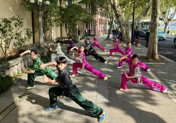 杭州市陳經(jīng)綸體校武術(shù)隊學生們展示中華武術(shù)。 人民網(wǎng)記者 楊磊攝