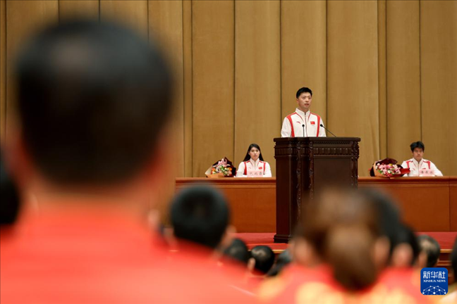 11月15日，乒乓球運(yùn)動(dòng)員馬龍（中）在報(bào)告會(huì)上發(fā)言。新華社記者 李明 攝