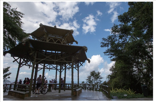 在巴西里約熱內(nèi)盧市內(nèi)的蒂茹卡國(guó)家森林公園里，有一座風(fēng)光獨(dú)一無二的觀景臺(tái)，名為“中國(guó)亭”，是為紀(jì)念曾經(jīng)在這里種植茶葉的中國(guó)茶農(nóng)而修建，如今已成為當(dāng)?shù)氐闹坝^。（圖源：新華社）