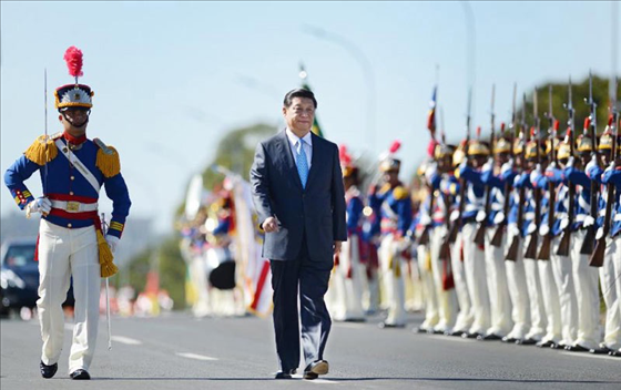 當(dāng)?shù)貢r(shí)間2014年7月17日，國(guó)家主席習(xí)近平在巴西利亞出席時(shí)任巴西總統(tǒng)舉行的歡迎儀式。 新華社記者謝環(huán)馳攝