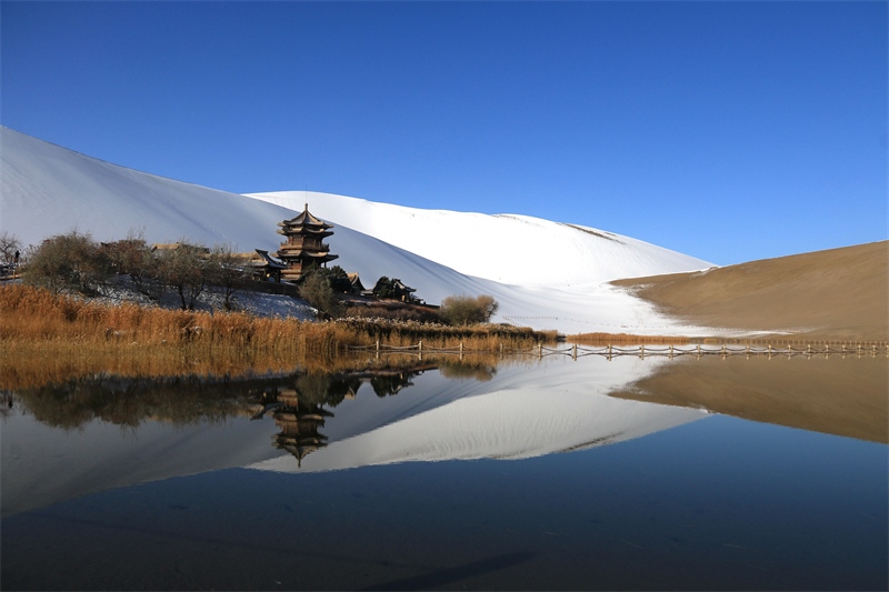 鳴沙山月牙泉景區(qū)雪景。敦煌市委宣傳部供圖，張曉亮攝