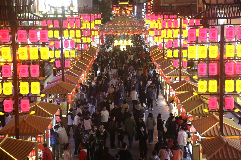 敦煌夜市。敦煌市委宣傳部供圖，張曉亮攝