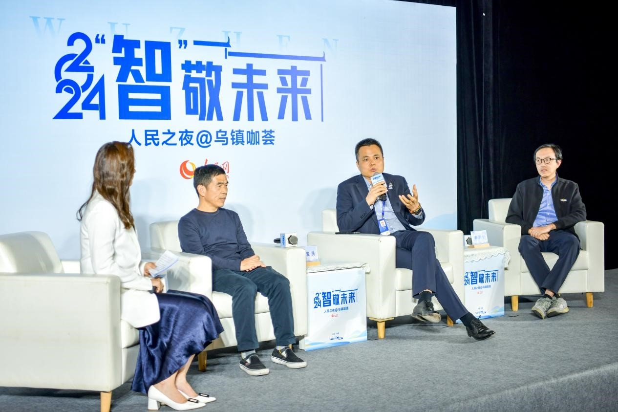 在對話環(huán)節(jié)，之江實(shí)驗室高級研究專家潘愛民、伏羲智庫創(chuàng)始人李曉東、麒麟軟件副總經(jīng)理李震寧探討“‘百模大戰(zhàn)’將卷向何方”。人民網(wǎng)記者 任峰濤攝