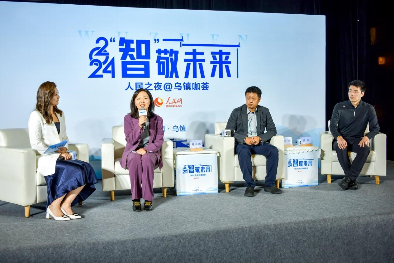 在對話環(huán)節(jié)，趣丸科技總編輯、副總裁任少峰，星云智慧機(jī)器人CEO李明，可之教育大模型創(chuàng)始人王冠討論“人工智能如何惠及大眾”。人民網(wǎng)記者 任峰濤攝
