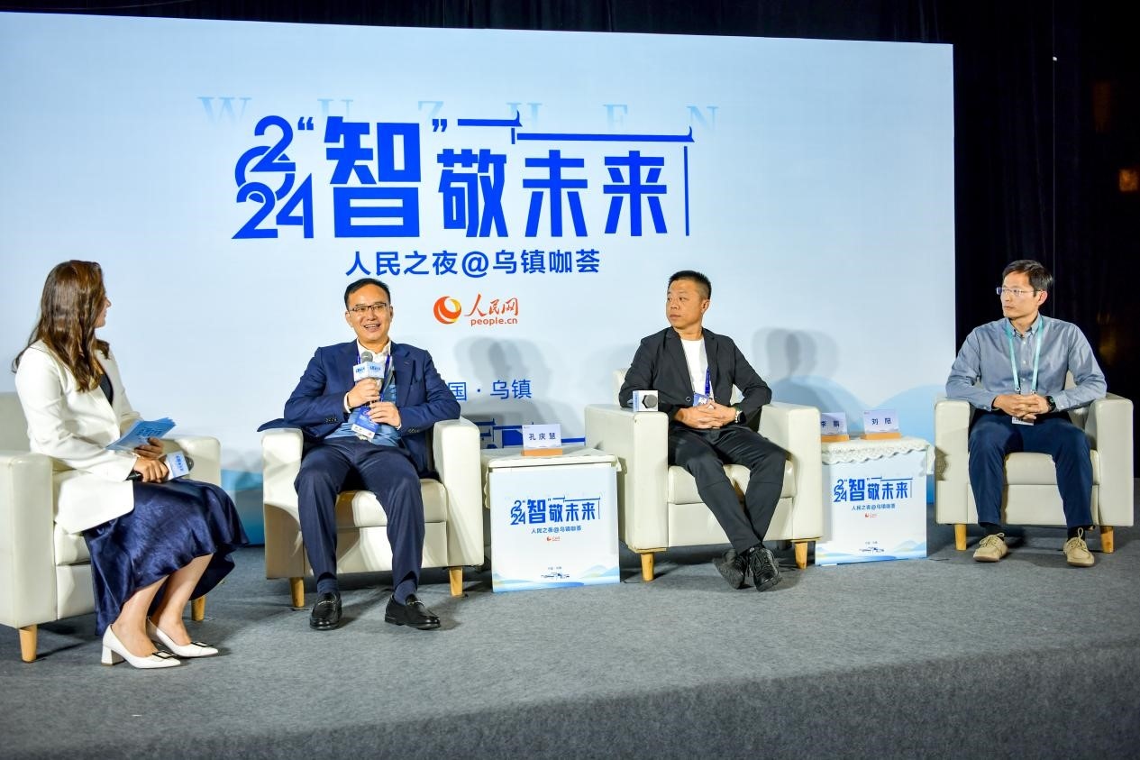 在對話環(huán)節(jié)，中國華宇集團(tuán)有限公司總經(jīng)理兼華宇控股集團(tuán)董事長孔慶慧，量子之歌集團(tuán)創(chuàng)始人、董事長李鵬，震坤行CTO劉陽討論“AI何以重構(gòu)千行百業(yè)”。人民網(wǎng)記者 任峰濤攝