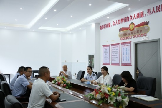 榕江縣稅務局在園區(qū)協(xié)商議事室協(xié)調(diào)解決企業(yè)訴求。黔東南州稅務局供圖
