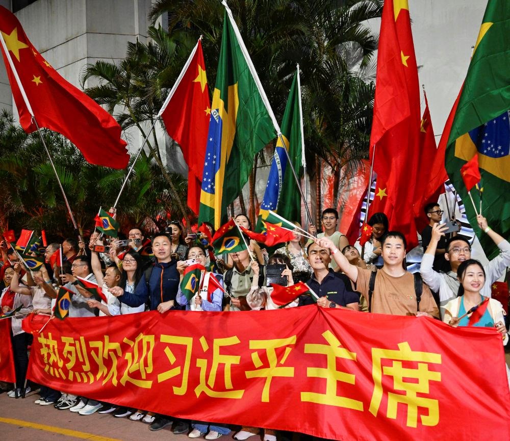  2024年11月，習(xí)近平主席在巴西里約熱內(nèi)盧出席二十國(guó)集團(tuán)領(lǐng)導(dǎo)人第十九次峰會(huì)期間，里約熱內(nèi)盧街頭熱情的歡迎人群。