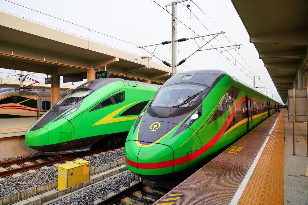 截至2024年7月5日，中老鐵路國(guó)際旅客列車?yán)塾?jì)開行滿1000列，極大地便利了沿線民眾出行。