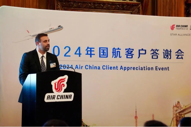 英國(guó)48家集團(tuán)俱樂(lè)部主席杰克·佩里發(fā)表致辭。吳若鳴攝