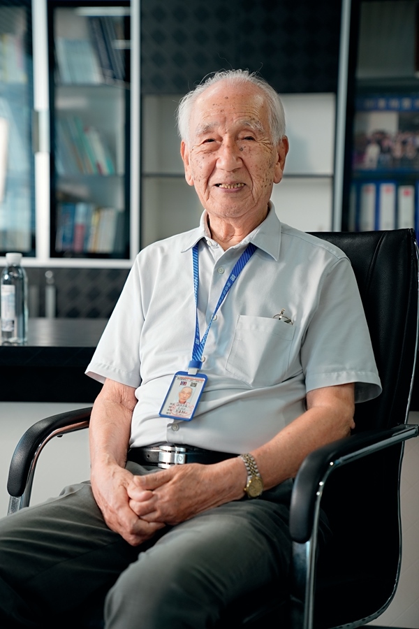 2024年8月，佐佐木俊一在深圳接受本刊記者采訪。
