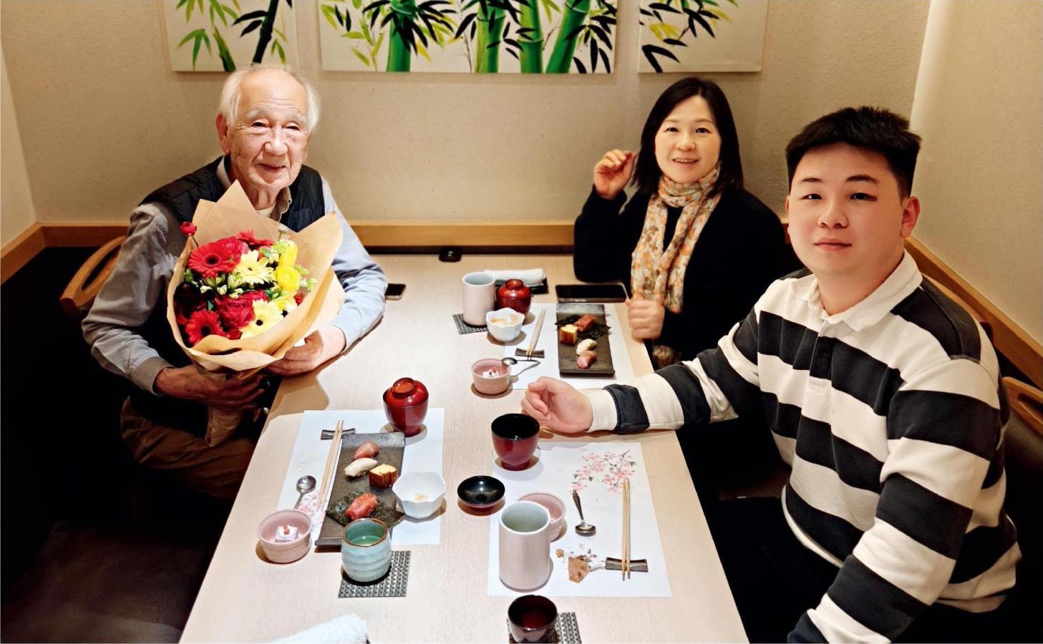佐佐木俊一與彭林（中）、彭俊霖（右）在一起。