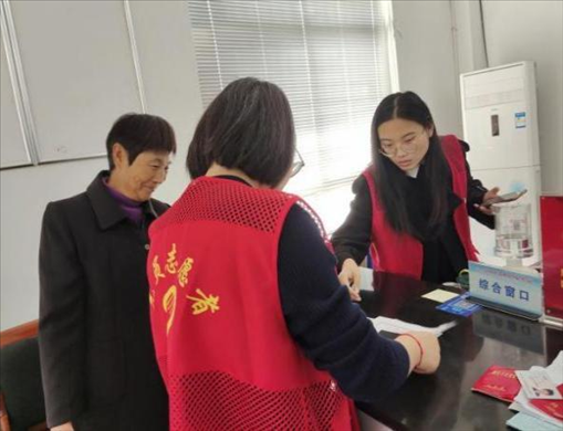 代辦人員為村民辦理醫(yī)保報(bào)銷。 圖片來源：江蘇南通啟東市數(shù)據(jù)局