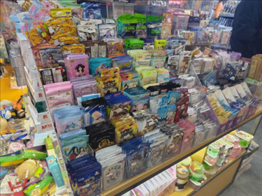 北京某文具店卡牌盲盒柜臺(tái)，未設(shè)相關(guān)提醒。人民網(wǎng)記者 黃鈺攝