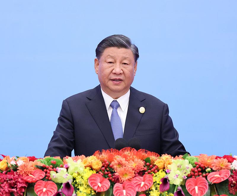 2023年10月18日，習(xí)近平主席在北京人民大會(huì)堂出席第三屆“一帶一路”國(guó)際合作高峰論壇開(kāi)幕式并發(fā)表題為《建設(shè)開(kāi)放包容、互聯(lián)互通、共同發(fā)展的世界》的主旨演講。