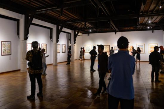 觀眾參觀“東盟-中國(guó)人文交流年”漫畫大賽展覽。記者 徐欽 攝