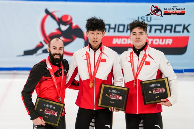 男子500米頒獎儀式，中國選手孫龍(中)奪得冠軍，加拿大選手杜博伊斯(左)獲得亞軍，中國選手劉少昂獲得季軍。賽事組委會供圖