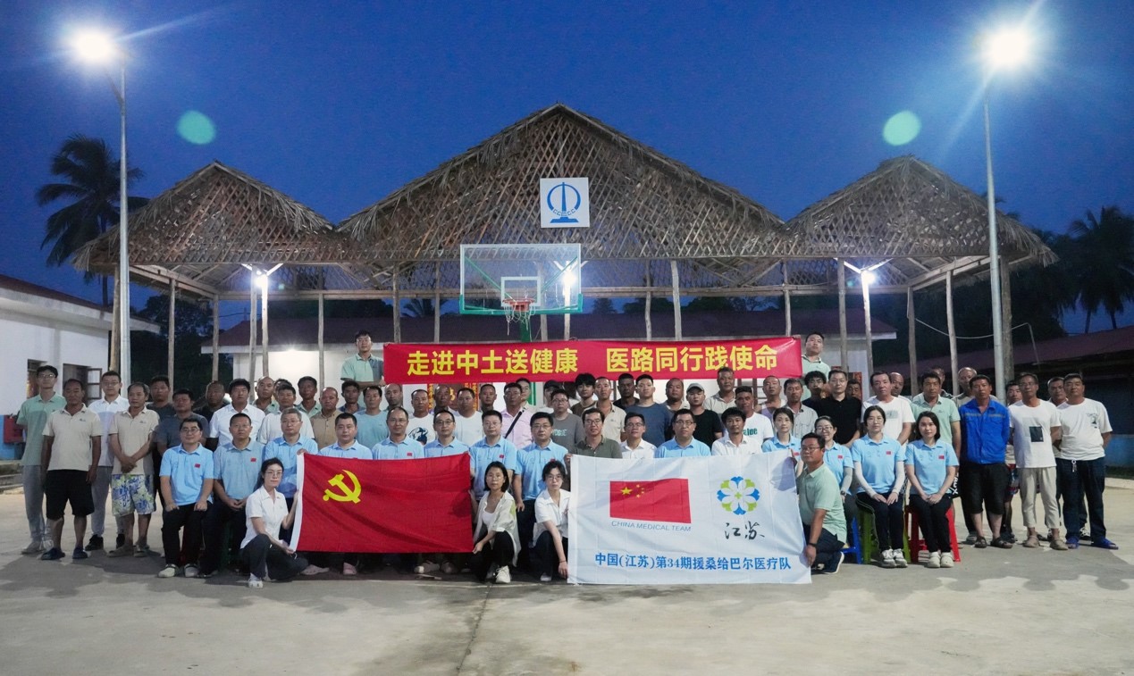 醫(yī)療隊(duì)與中土東非桑島分公司合影。中國(guó)土木供圖