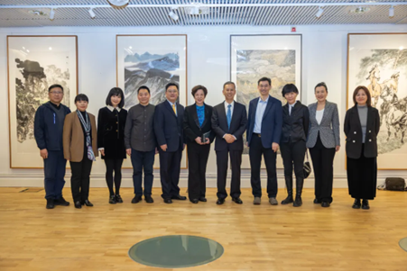 中國(guó)駐瑞典大使崔愛(ài)民與畫展主辦方人員合影。中國(guó)駐瑞典大使館供圖
