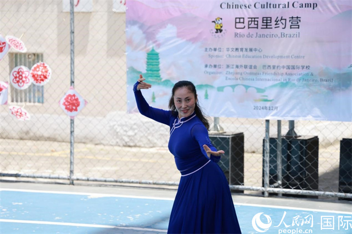 蒙古族舞蹈《熱土》表現(xiàn)出草原兒女的熱情與活力。人民網(wǎng)記者 陳海琪攝
