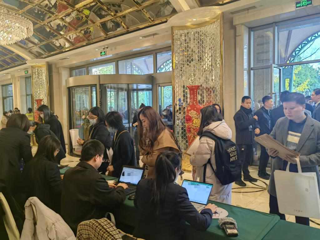 12月12日，第十批國家組織藥品集中帶量采購現(xiàn)場(chǎng)。新華社記者龔雯 攝