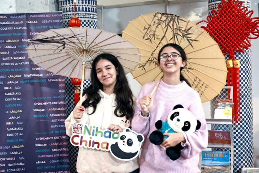 兩名女孩在合影。拉巴特中國文化中心供圖