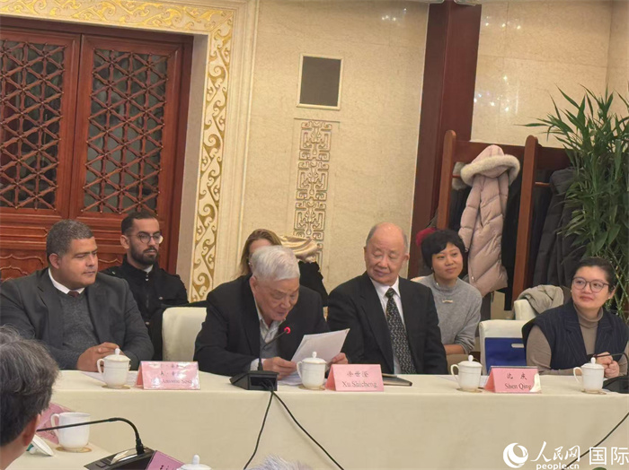 老一輩赴古留學(xué)生代表徐世澄在座談會上發(fā)言。人民網(wǎng)記者 趙健攝