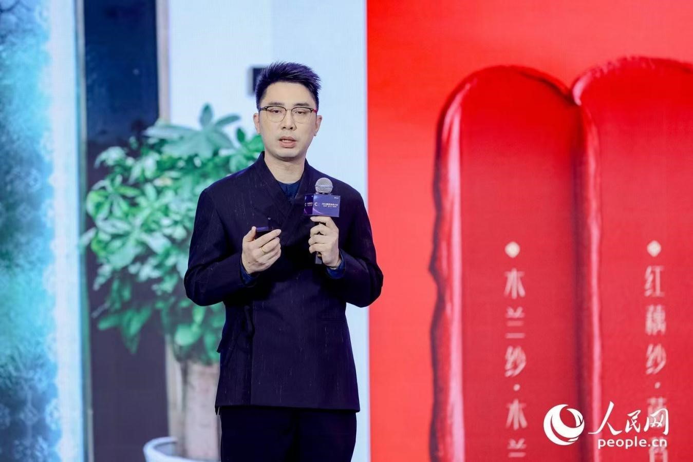 花西子聯(lián)合創(chuàng)始人任剛睿在2024國民消費(fèi)大會現(xiàn)場進(jìn)行分享。