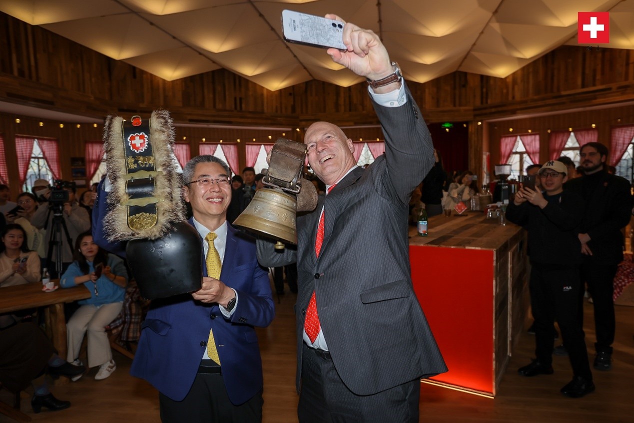 瑞士駐華大使白瑞誼與北京市西城區(qū)委副書記、代區(qū)長郅海杰搖響瑞士牛鈴，共同為小木屋揭幕。瑞士駐華大使館供圖