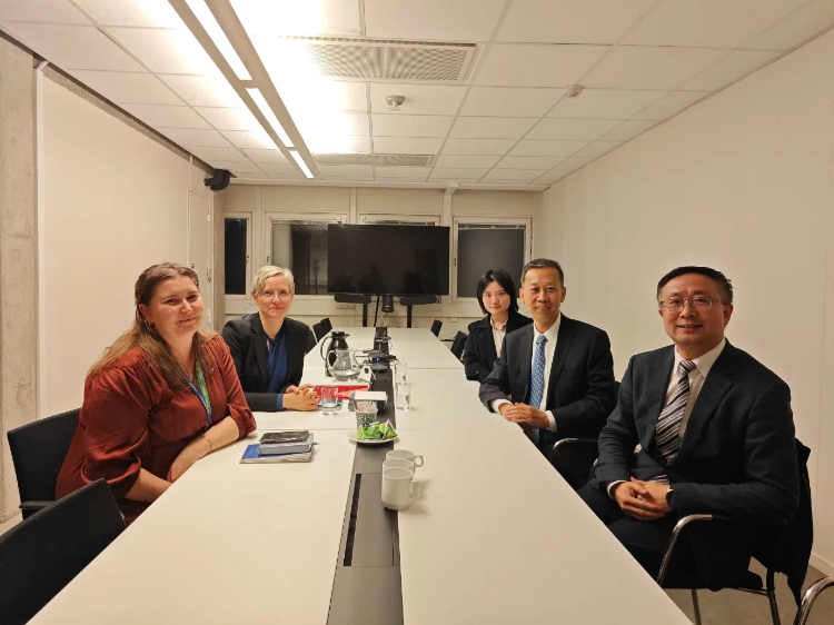 中國(guó)駐瑞典大使崔愛民會(huì)見瑞典聯(lián)合國(guó)教科文組織全國(guó)委員會(huì)秘書長(zhǎng)。中國(guó)駐瑞典大使館供圖