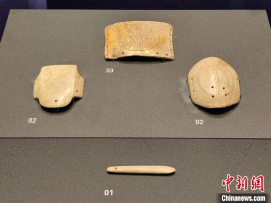 12月14日，“文明先鋒—凌家灘文化玉器展”在故宮博物院文華殿開幕。圖為展覽現(xiàn)場的玉龜、玉版和玉簽。 中新社記者 應妮 攝