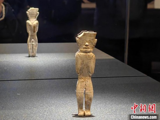 12月14日，“文明先鋒—凌家灘文化玉器展”在故宮博物院文華殿開幕。圖為展覽現(xiàn)場的立姿玉人。 中新社記者 應妮 攝