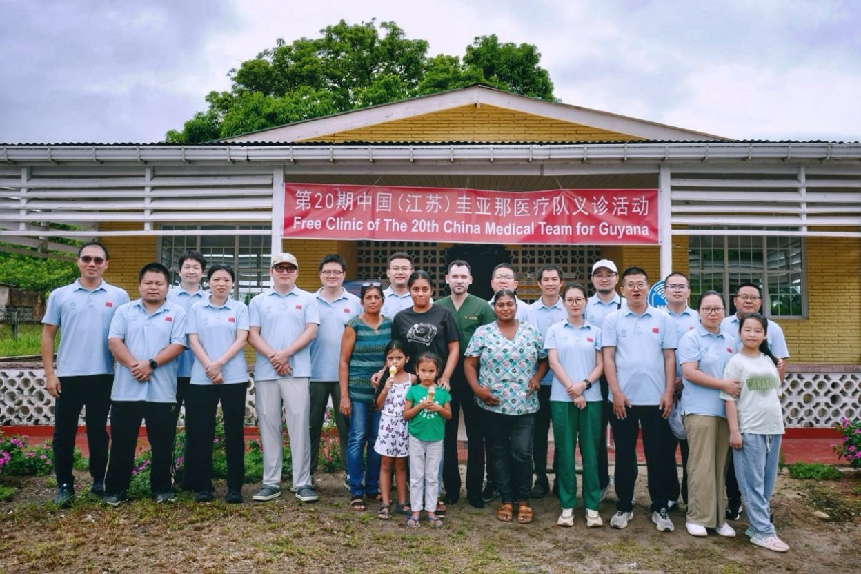 第20期中國（江蘇）援圭亞那醫(yī)療隊在圭偏遠的林登高速社區(qū)開展義診后，與部分當(dāng)?shù)鼐用窈嫌啊?中國援圭醫(yī)療隊供圖