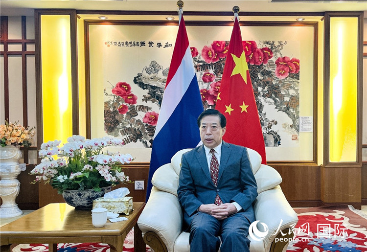 2024年12月10日，中國駐泰國大使韓志強(qiáng)在泰國曼谷接受中國—東盟中心（ACC）組織的“多彩東盟：2024年中國媒體東盟行”媒體團(tuán)采訪。人民網(wǎng)記者 羨江楠攝