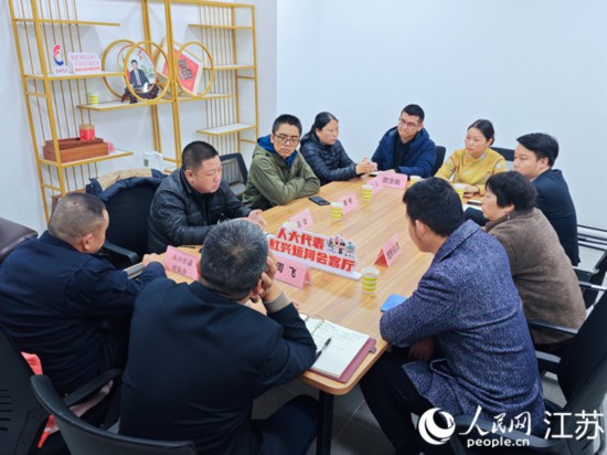 “紅興會客廳”，一場助企紓困協(xié)調(diào)會正在進行。人民網(wǎng) 徐晨曦攝