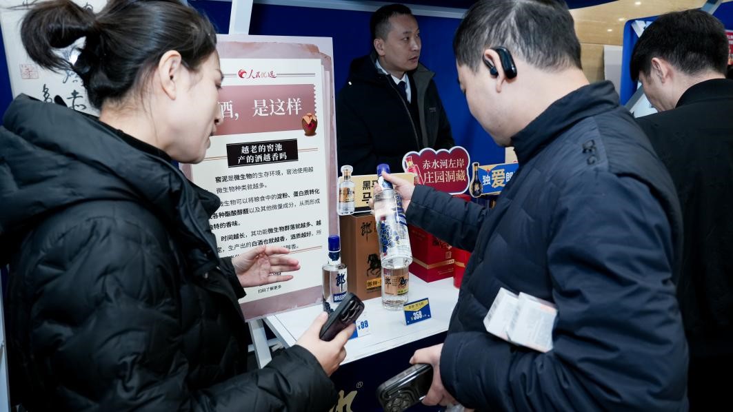 白酒展位負(fù)責(zé)人在為嘉賓介紹。張新攝
