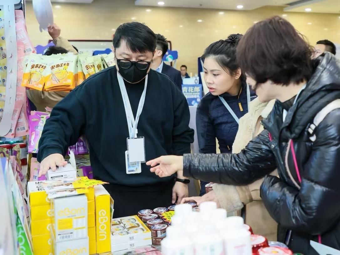 嘉賓了解展區(qū)里的寵物“零食”。劉磊攝