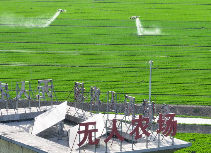 2024年3月19日，在安徽省亳州市譙城區(qū)趙橋鄉(xiāng)雙樓村的無人農場，農業(yè)無人機按照事先設定好的線路進行作業(yè)（無人機照片）。新華社記者 杜宇 攝