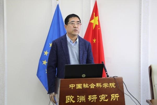 中國(guó)社會(huì)科學(xué)院歐洲研究所所長(zhǎng)、《歐洲發(fā)展報(bào)告（2023～2024）》主編馮仲平研究員致辭。吳迪攝