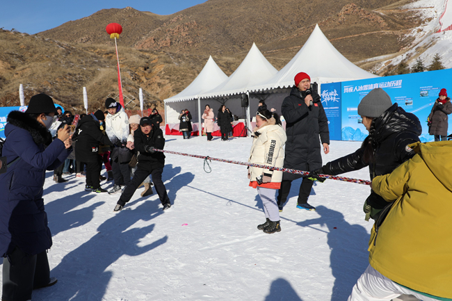 雪地拔河活動。內(nèi)蒙古自治區(qū)殘疾人聯(lián)合會供圖