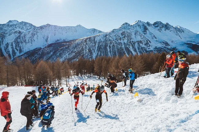 中國隊布魯爾（4號）在比賽中保持領(lǐng)先。中國滑雪登山隊供圖