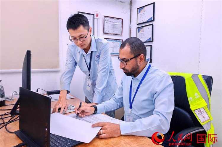 中外員工共同跟進項目進展。人民網(wǎng)記者 管克江攝