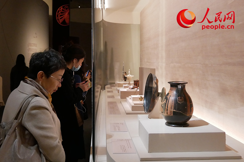 11月13日，觀眾正在國博參觀“美的多元——古希臘的藝術(shù)與生活”展。人民網(wǎng)記者 韋衍行攝