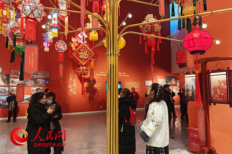 12月21日，觀眾正在參觀“過年——春節(jié)主題展”。人民網(wǎng)記者 韋衍行攝