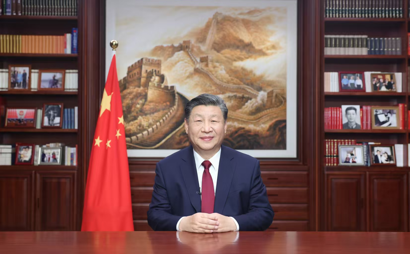 2023年12月31日，新年前夕，國(guó)家主席習(xí)近平通過(guò)中央廣播電視總臺(tái)和互聯(lián)網(wǎng)，發(fā)表二〇二四年新年賀詞。圖片來(lái)源：新華社